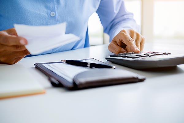 legal_breakingdownfdd Man using calculator