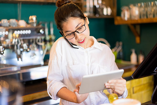 legal_fdd2 Woman using tablet